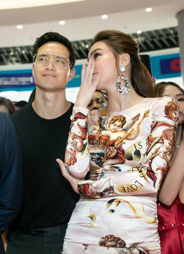 Kim Lý cười ngọt ngào khi Hồ Ngọc Hà ghé sát vào tai to nhỏ điều gì đó.