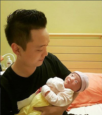 Mới đây, JustaTee chia sẻ bức ảnh mình đang bế con lên Instagram. Khoảnh khắc này nhanh chóng thu hút hơn 38.000 lượt yêu thích. Điều đáng chú ý là đa phần bình luận đều nhắc đến vẻ mặt có phần “bá đạo”, hài hước của con gái JustaTee – Trâm Anh. (vietgiaitri)
