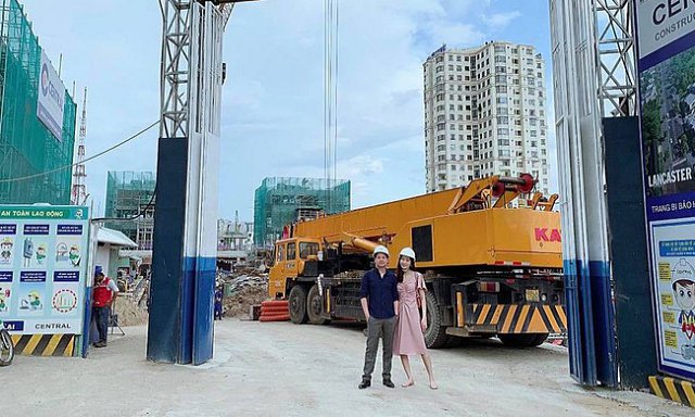 Hoa hậu Đặng Thu Thảo mới đây khiến nhiều người vô cùng thích thú khi đăng tải hình ảnh cùng ông xã Tín Nguyễn tay trong tay ra tận công trường xây dựng của công ty Shbet111 slot, casino, thể thao, xổ số. Dù nàng Hoa hậu ăn vận khá giản dị để ủng hộ việc làm ăn của ông xã thiếu gia. Tuy vậy, nhan sắc của cô vẫn luôn nổi trội khiến dân mạng không ngớt lời khen cho bà mẹ một con này. (phunutoday)