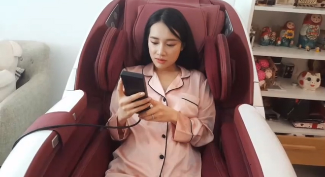 Trước đó, không lâu Nhã Phương lộ bụng to khi mặc đồ ngủ livestream với fan.