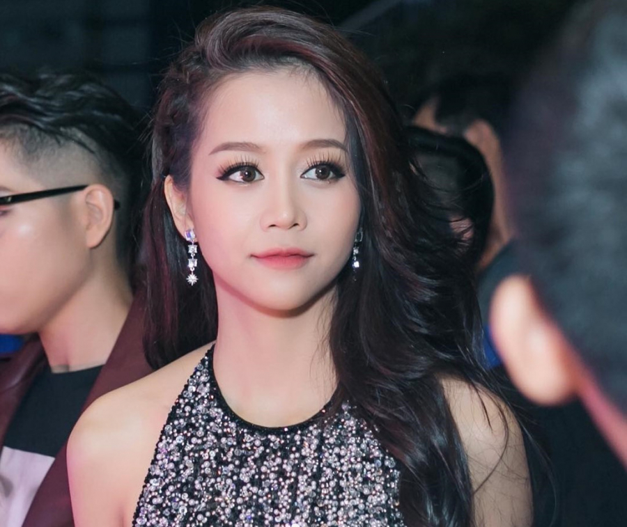 Một nguồn tin thân cận của nữ diễn viên An Nguy cho biết, cô đã lặng lẽ lên đường sang Mỹ vào hôm qua 22/10. Theo đó, nữ diễn viên đi Mỹ chính là để trốn nỗi tổn thương tình yêu với Kiều Minh Tuấn và chưa biết khi nào mới quay trở lại Việt Nam. Cũng theo nguồn tin này, ngay sau khi biết lời xin lỗi của Kiều Minh Tuấn trong cuộc họp báo vừa qua, An Nguy đã sốc nặng, không nói lên lời. Được biết, An Nguy đã nhốt mình trong nhà, ngủ vùi và khóc lóc,... vì không chịu đựng được búa rìu của dư luận. (phunutoday)