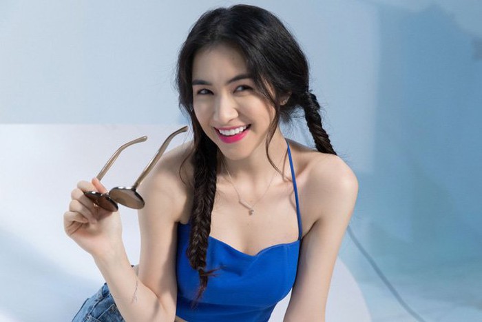 Mới đây, Hòa Minzy trở thành tâm điểm tranh cãi khi xuất hiện một đoạn clip ghi lại hình ảnh nữ ca sĩ mặt lạnh tanh ra khỏi taxi, để trưởng FC lớn tiếng quát nạt người hâm mộ. Hành động này của nữa ca sĩ bị chỉ trích nặng nề vì thái độ 