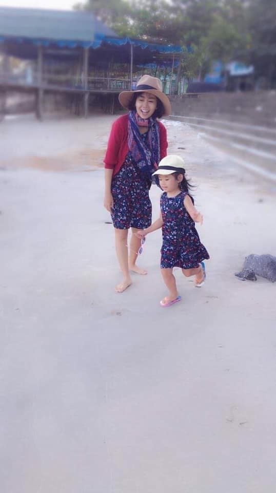Mai Phương vui vẻ chơi đùa cùng con gái.