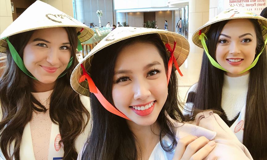 Thuỳ Tiên đã gây bất ngờ và ấn tượng về sự thân thiện với thí sinh các nước khi tặng họ một món quà rất đặc biệt đó là chiếc nón lá Việt Nam.