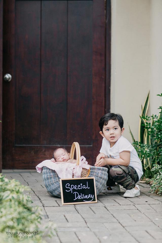 Hình ảnh Kubi rất thương, luôn cưng nựng em gái.