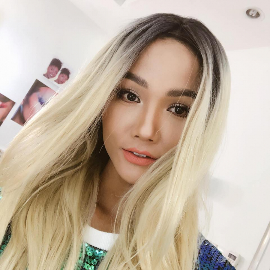 H'Hen Niê gây sốc với Shbet123 Link Vào ShBet Mới Nhất bạch kim giống Lý Mạc Sầu, còn đòi tắm trắng để lột xác.