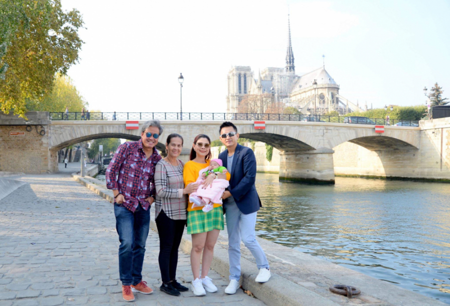 Thanh Thảo sinh con gái đầu lòng ở tuổi 41. Bé ra đời ngày 18/7 tại Mỹ và được đặt tên là Talia. Bé là trái ngọt trong trong cuộc hôn nhân của Thanh Thảo với doanh nhân người Việt gốc Hoa hiện đang sống tại Mỹ. Ngay khi con gái mới được 3 tháng tuổi, nữa ca sĩ đã đưa con đi cùng trong những chuyến lưu diễn dài ngày. Trong ảnh, Thanh Thảo cùng chồng con và mẹ ruột chụp ảnh tại Pháp. (vtc)