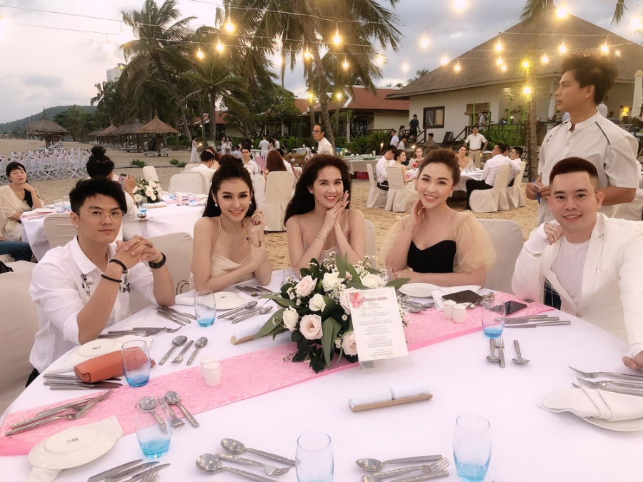 Ngọc Trinh ngồi cùng bàn tiệc với Linh Chi, Lâm Vinh Hải và Quỳnh Thư.