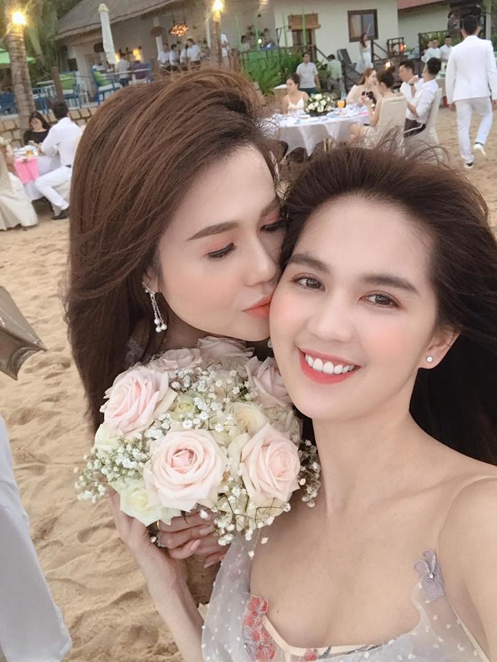 Ngọc Trinh và chị gái Ngọc Bích trong hôn lễ.