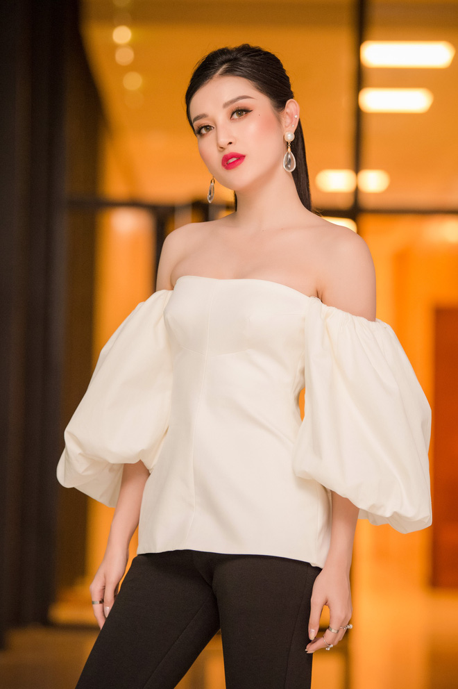 Tối 27/10, Á hậu Huyền My tham dự show bế mạc tuần lễ thời trang Việt Nam quốc tế thu đông 2018. Trang phục đi xem thời trang của Huyền My mang phong cách tối giản với 2 màu đen - trắng tạo nét cổ điển, thanh lịch. Song, chiếc áo rớt vai với phần ngực hạ thấp đã giúp Á hậu khoe khéo vòng 1 đầy sức sống và bờ vai trần mong manh khiến khán giả khó lòng rời mắt. (soha)