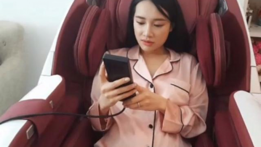 Nhã Phương lộ bụng to khi livestream với khán giả.