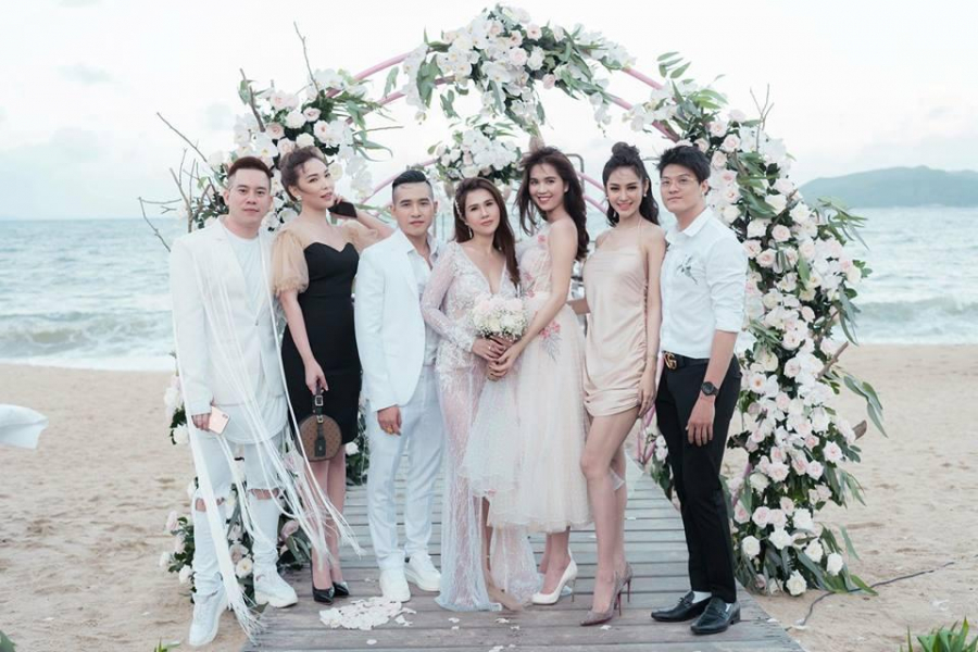 Vợ chồng Linh Chi - Lâm Vinh Hải và người mẫu Quỳnh Thư cũng có mặt chung vui trong ngày trọng đại của chị gái Ngọc Trinh.