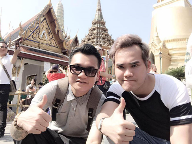 Mới đây, nhạc sĩ Khắc Việt đã đăng tải dòng trạng thái với những từ ngữ chửi thề tục tĩu trên trang cá nhân nhằm bênh vực em trai, nhạc sĩ Khắc Hưng. Bài đăng sau đó đã được gỡ bỏ, tuy nhiên khán giả đã nhanh chóng chụp lại bằng chứng về phát ngôn với nhiều từ chửi thề tục tĩu của nhạc sĩ. Phát ngôn của Khắc Việt đã vấp phải sự phản đối kịch liệt của khán giả. Trên một trang cộng đồng, nhiều người đã để lại bình luận chỉ trích cách hành xử thiếu văn minh của nhạc sĩ trẻ. (Kienthuc)