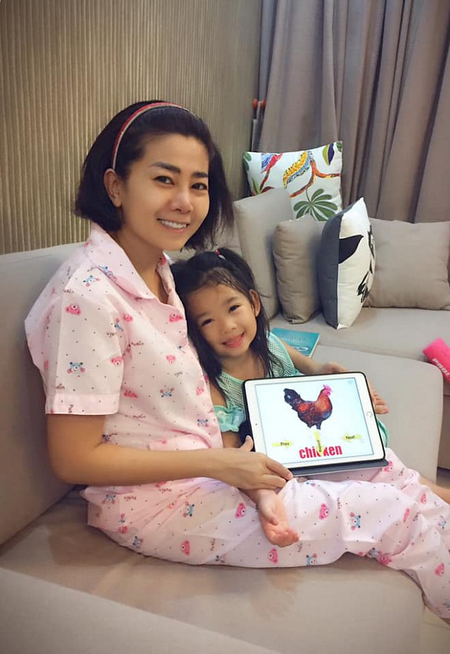 Mới đây trên trang cá nhân của mình, diễn viên Mai Phương có đăng đàn chia sẻ về tình hình sức khỏe hiện tại của mình sau một thời gian điều trị ung thư phổi. Theo đó, nữ diễn viên cho biết, sức khỏe mình hiện tại đã ổn, vẫn đáp ứng thuốc tốt tuy nhiên lại bị mỏi vai và nổi mụn nhiều do tác dụng phụ của thuốc. Hiện tai, cô được về nhà thỉnh thoảng váo bệnh viện để theo sát phác đồ nên có nhiều thời gian chơi với con hơn. Dạo gần đây, người ta hay thấy Mai Phương khoe hình cắm hoa, tập Yoga và học đàn… (vietgiaitri)