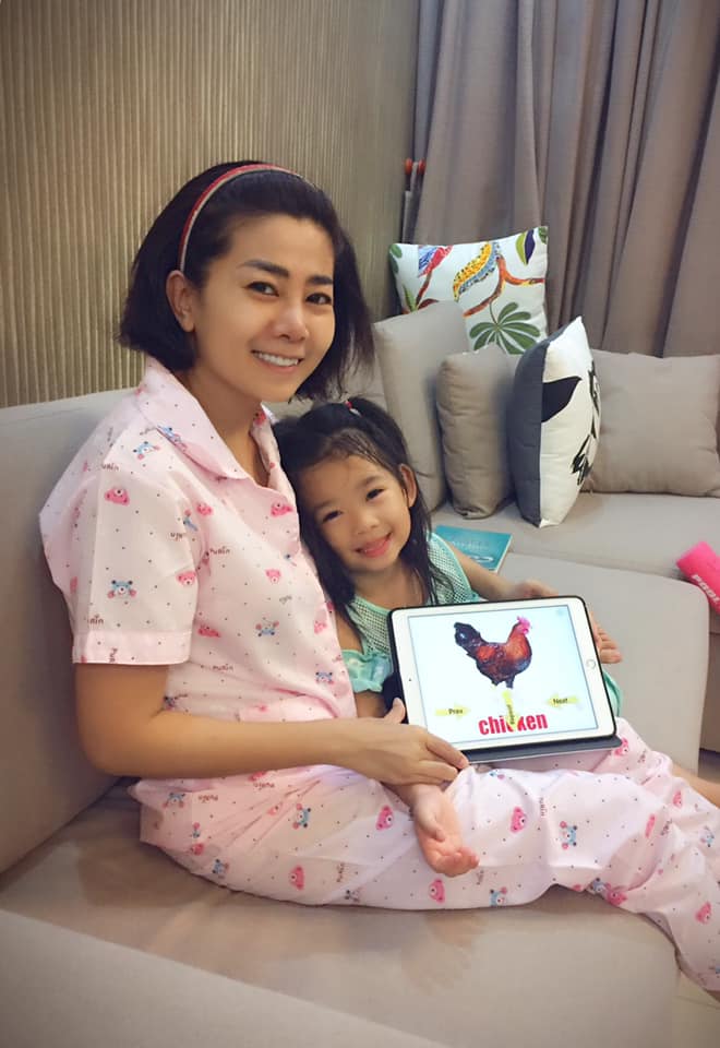 Mai Phương dành nhiều thời gian ở bên con, dạy bé Lavie học Tiếng Anh.