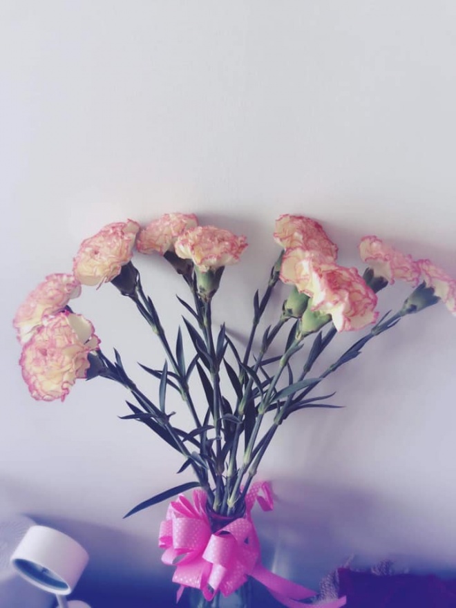 Mai Phương hào hứng cắm khoe những lọ hoa tự cắm ở nhà.