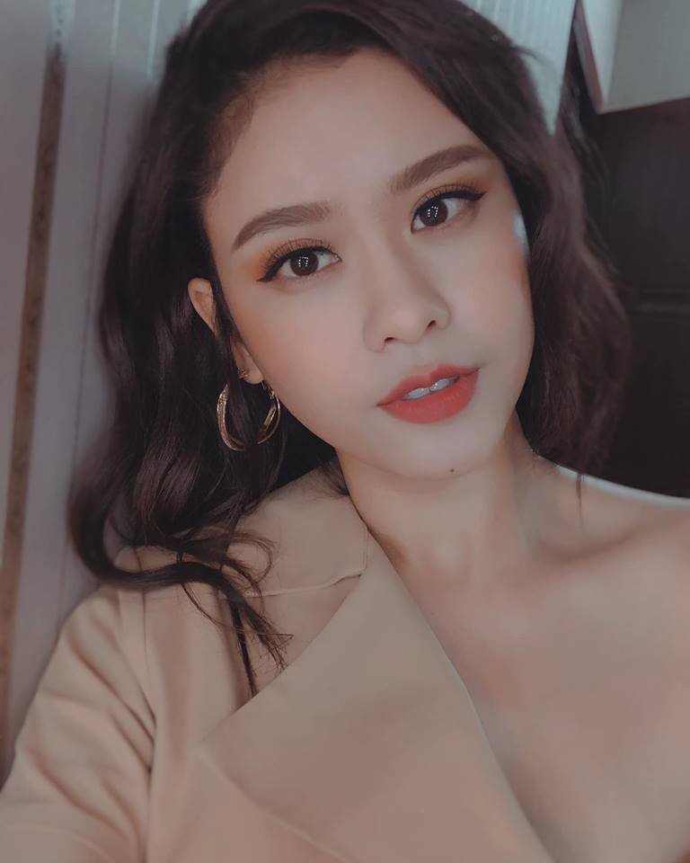 Trương Quỳnh Anh than tủi thân khi phải đi diễn xa nhà.