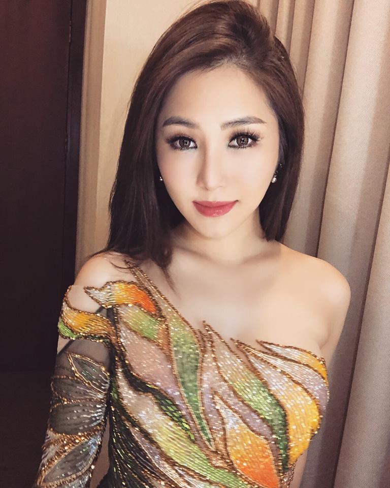 Hương Tràm đã chia sẻ hình ảnh đôi bàn tay của mình bị bong tróc, trầy xước rất nhiều lớp trên da. Từ phía đại diện của nữ ca sĩ cho biết, trong khoảng thời gian gần đây, Hương Tràm liên tục rơi vào tình trạng căng thẳng đến nỗi mất ngủ. Mỗi lần như vậy, cô đều tự mình bóc da tay đến mức có lúc còn túa ra máu. Ekip làm việc cùng Hương Tràm đã nhiều lần cảnh báo cô nên dừng hành động này lại nhưng cô không thể kiểm soát được và vẫn tiếp tục tái diễn. (kenh14)