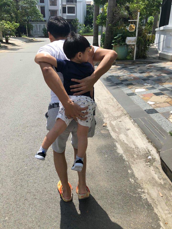 Cậu bé vẫn nỗ lực bán không rời.