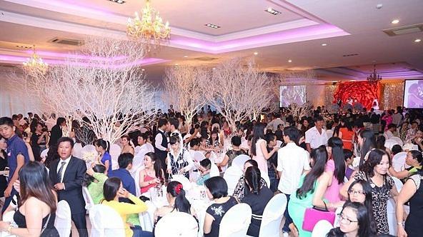 Số lượng khách bùng nổ trong Quatrian shbet hiện đang mở của 2 vợ chồng.