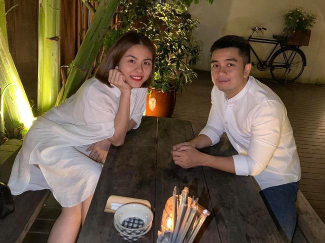 Trên trang cá nhân của mình, nữ diễn viên  Vân Trang đã chia sẻ những hình ảnh kỷ niệm 4 năm ngày cưới cùng ông xã. Cùng với dòng trạng thái, Vân Trang chia sẻ loạt hình ảnh hạnh phúc của hai vợ chồng trong buổi hẹn hò. Phía dưới phần bình luận, khá nhiều người hâm mộ đã gửi lời chúc mừng và ngưỡng mộ chuyện tình yêu ngọt ngào của nữ diễn viên. (phunuvagiadinh)