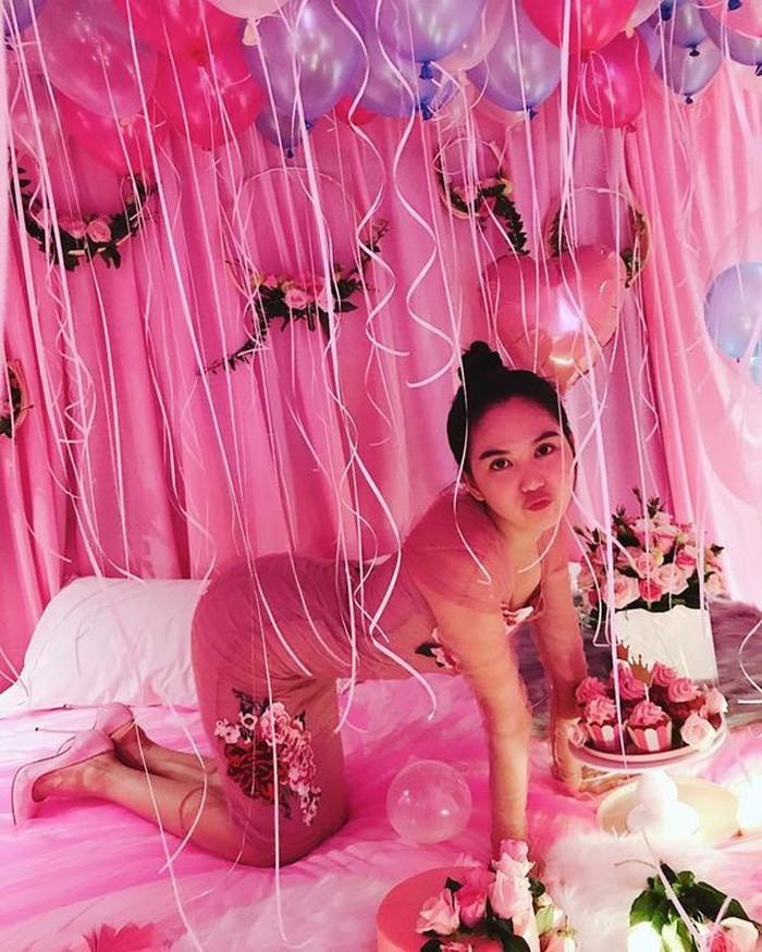 Dạo gần đây, Ngọc Trinh liên tục khoe hạnh phúc bên bạn trai đại gia mới.