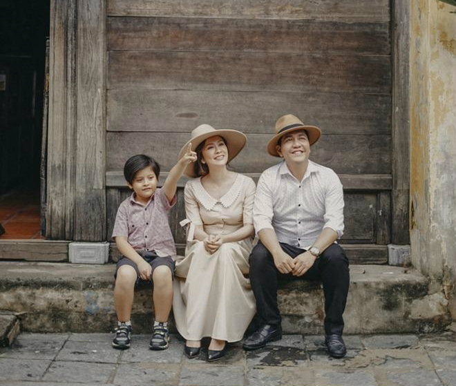 Thanh Thúy bên ông xã Đức Thịnh và con trai đầu lòng.