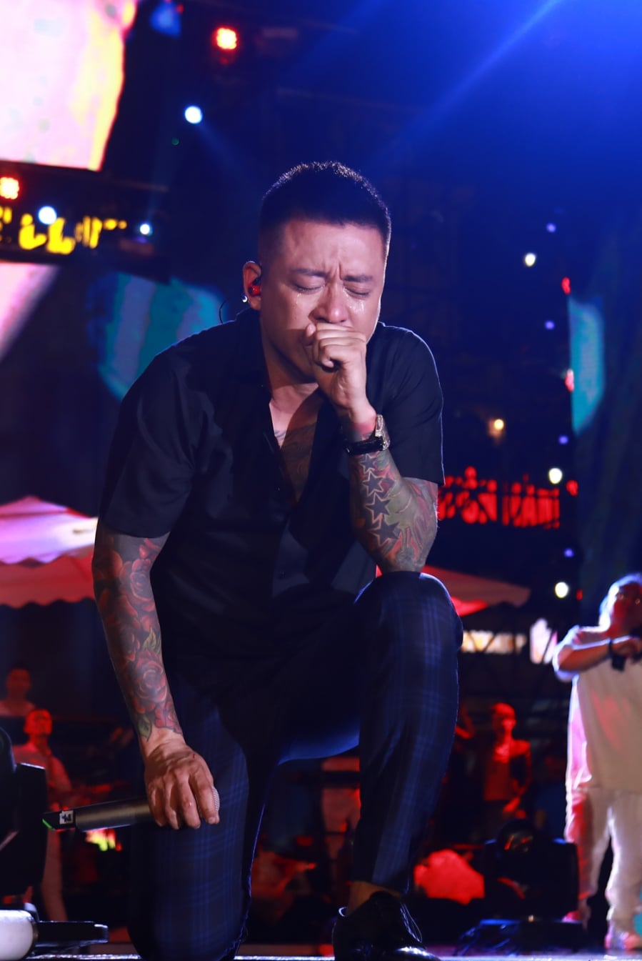 Tuấn Hưng nghẹn ngào trong đêm diễn.