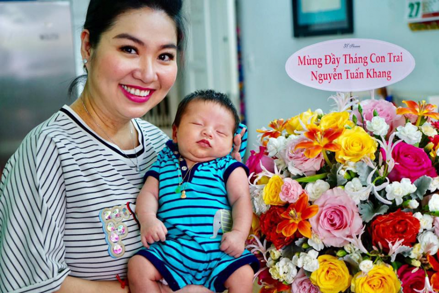 Lần đầu Lê Khánh công khai cận gương mặt quý tử đầu lòng.