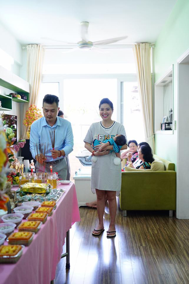Những hình ảnh trong lễ đầy tháng con rai được Lê Khánh chia sẻ.