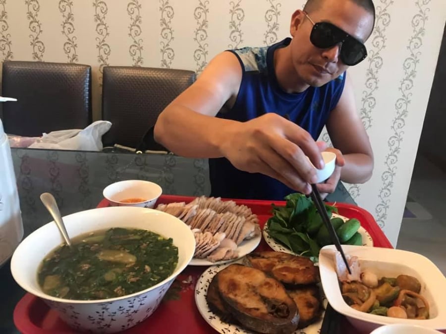 Quách Ngọc Ngoan bên mâm cơm những món dân dã được Phượng Chanel chuẩn bị.