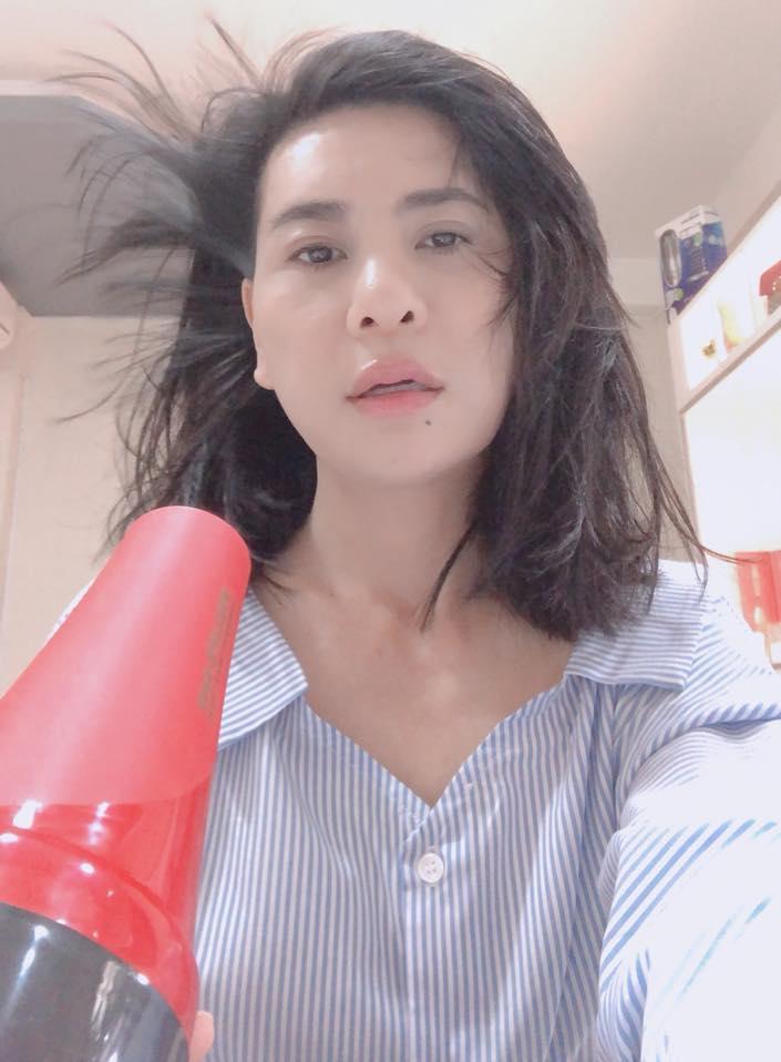 Cát Phượng đã chia sẻ loạt ảnh selfie nhí nhố với máy sấy tóc trong tâm trạng khá thoải mái trên trang cá nhân. Nữ danh hài xuất hiện với gương mặt tươi tắn và trẻ trung sau gần 1 tháng xảy ra scandal của Kiều Minh Tuấn và An Nguy. Có thể thấy, Cát Phượng đã hoàn toàn vượt qua được mọi chuyện và sống vui vẻ trở lại như trước đây. Tuy vậy, nữ danh hài vẫn không hề đăng ảnh chồng hay bình luận gì thêm về mối quan hệ hiện tại của mình. (Phunusuckhoe)
