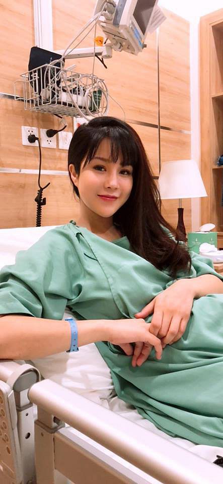 Mỹ nhân vui vẻ, tươi tắn ngay sau khi vượt cạn.