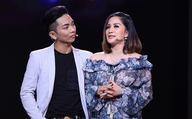 Xuất hiện trong một chương trình truyền hình cặp vợ chồng Khánh Thi – Phan Hiển đã có những giây phút trải lòng về tình yêu bất chấp tất cả của mình. Ngay trên sóng truyền hình, cả hai đều không kiềm chế được cảm xúc khi hồi tưởng lại cuộc tình đầy sóng gió của chính mình. 