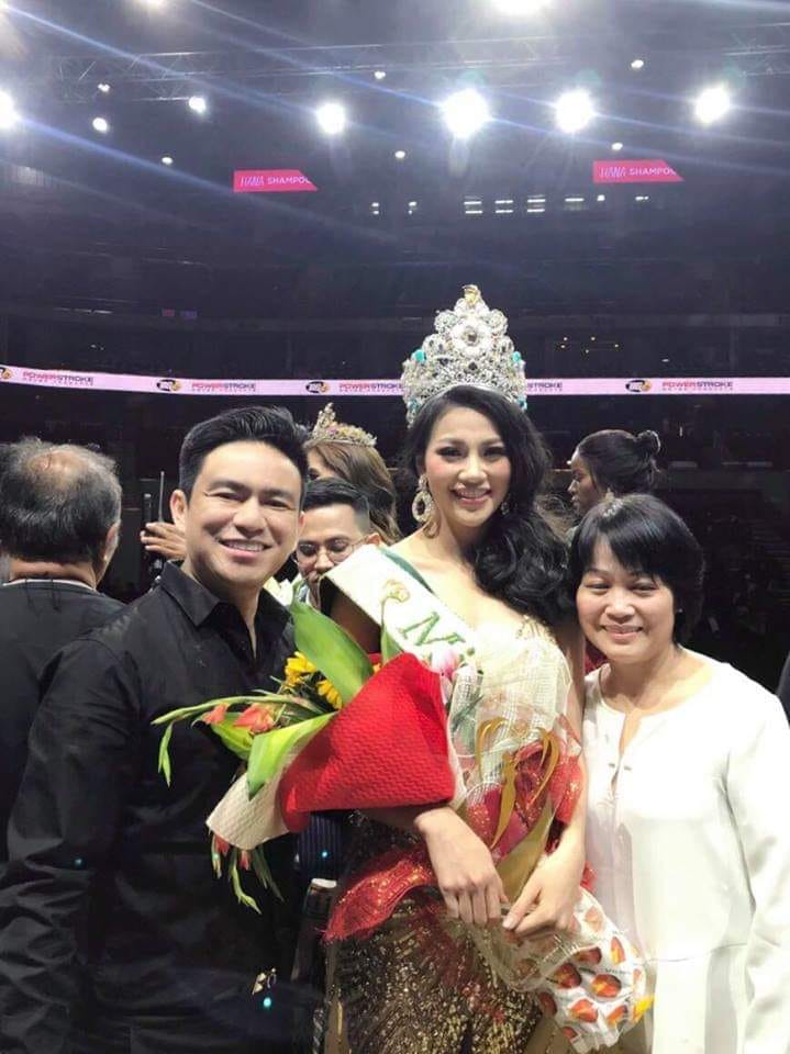 Những giờ qua, công chúng không khỏi hoang mang trước thông tin Hoa hậu Trái đất 2018 Nguyễn Phương Khánh đang hẹn hò với bác sĩ thẩm mĩ nổi tiếng Chiêm Quốc Thái. Không để mọi chuyện đi quá xa, mới đây, Nguyễn Phương Khanh - anh trai của Hoa hậu Nguyễn Phương Khánh đã trả lời báo chí và bác bỏ tin đồn trên. Theo đó, anh trai của Tân Hoa hậu cho biết chính anh và bác sĩ Thái có mối quan hệ thân thiết trong công việc chứ không có chuyện yêu đương. (Danviet)