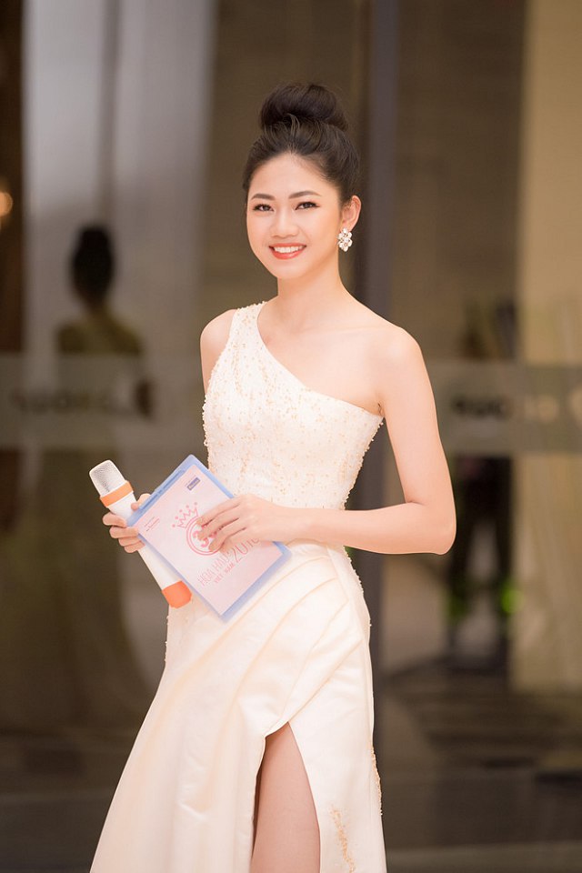 a-hau-thanh-tu-dang-anh-nam-tay-nguoi-tinh-bi-an-giua-tin-don-le-875ad7