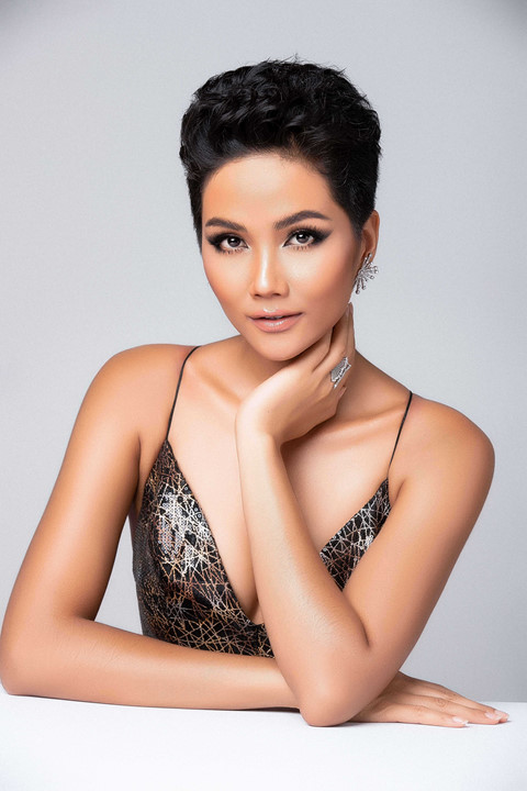 Mới đây, những hình ảnh của H’Hen Niê được đăng tải trên Fanpage chính thức của Miss Universe nhận được phản hồi tích cực từ phía người hâm mộ. Chưa đầy 24 giờ, bức ảnh nhận được hơn 20.000 lượt thích, đứng vị trí thứ năm sau Philippines, Thái Lan, Mexico và Ecuador. Không chỉ khán giả Việt Nam mà fan quốc tế dành lời khen cho vẻ đẹp nóng bỏng, cuốn hút của người đẹp Ê Đê trong lần chào sân này. (Thanhnien)