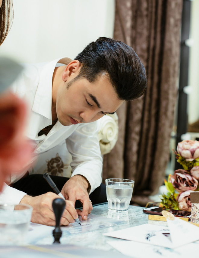 Ưng Hoàng Phúc tự tay, cẩn thận viết thiệp cưới gửi đến bạn bè.