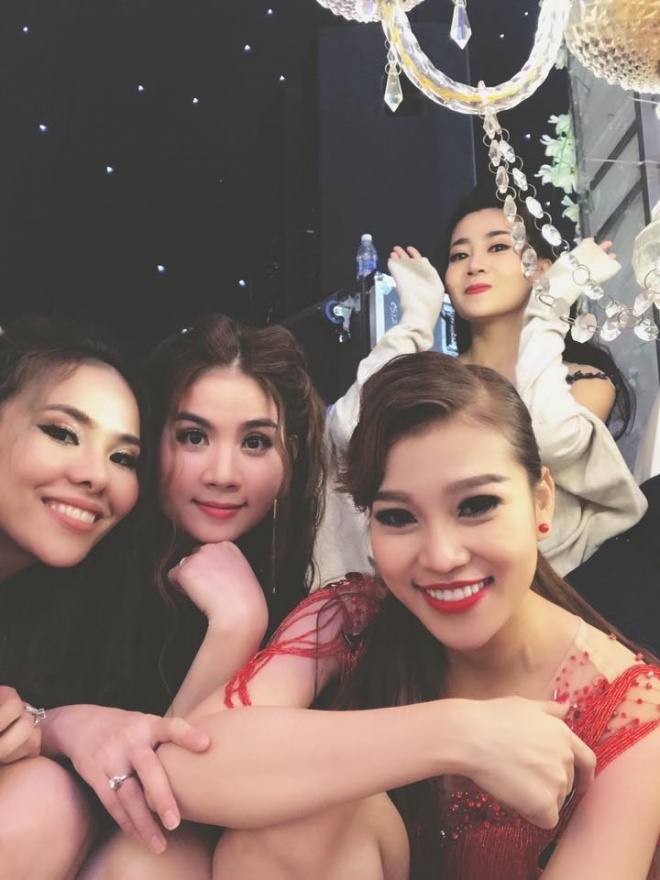 Mai Phương vui vẻ bên các đồng nghiệp thân thiết.