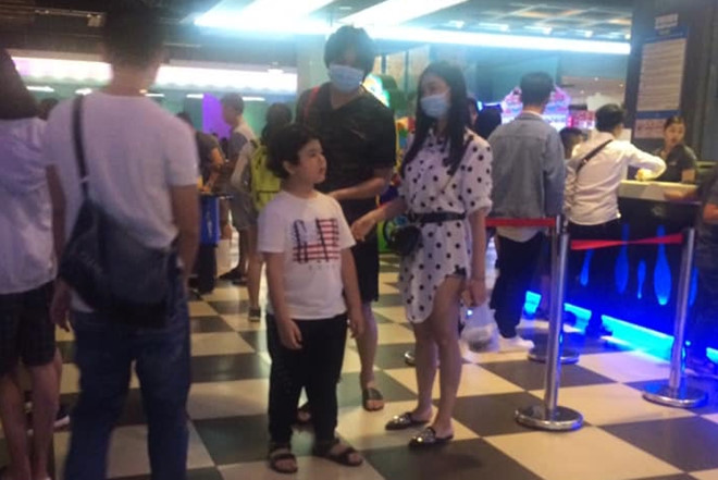 Tim và Trương Quỳnh Anh bị bắt gặp đi xem phim cùng con trai dù đã ly hôn.