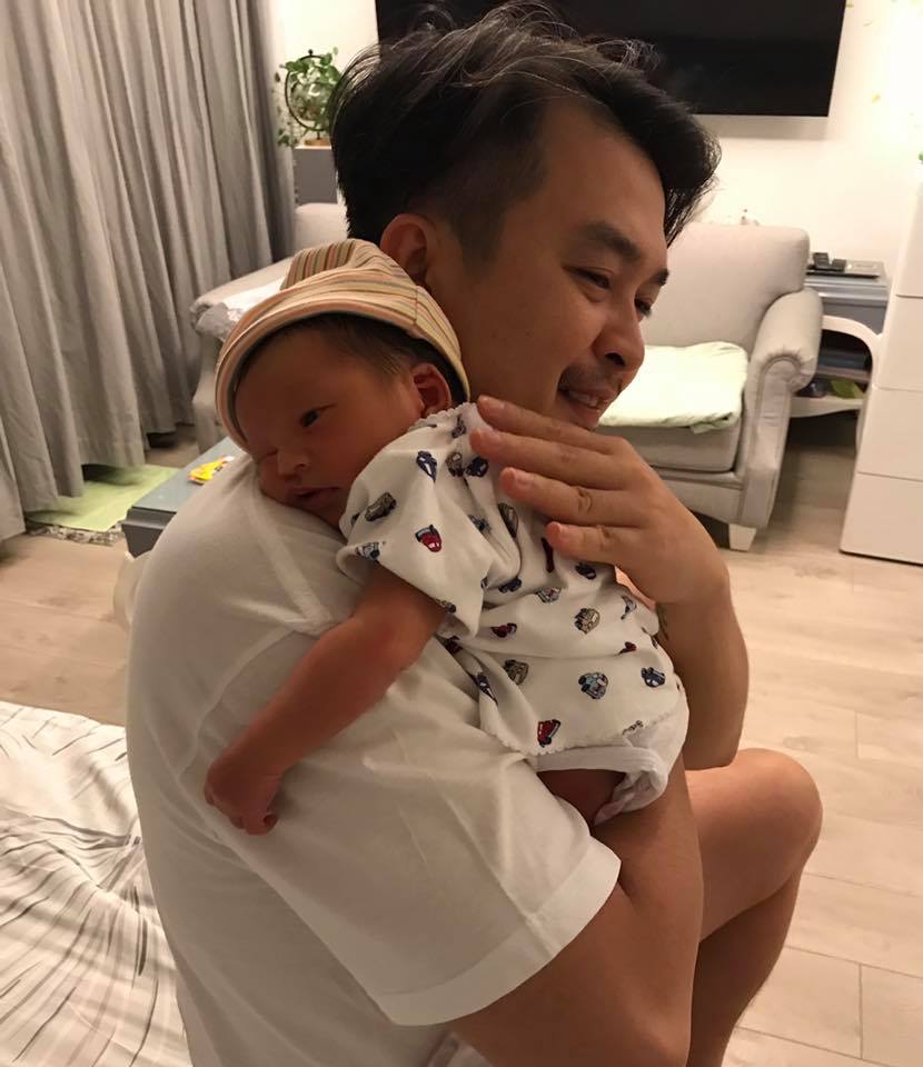 Ông xã Lê Khánh cưng nựng quý tử đầu lòng.