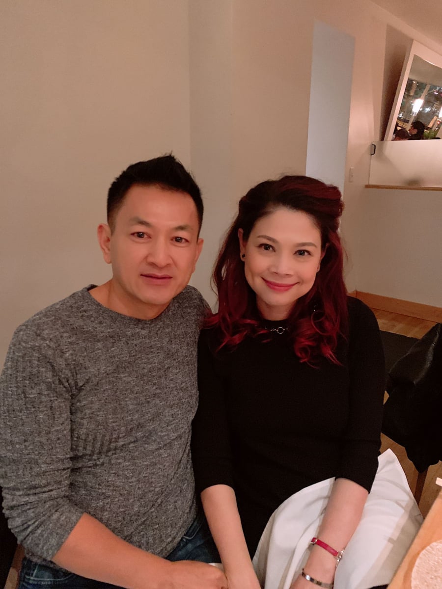 Kỷ niệm 2 năm yêu nhau, ông xã Thanh Thảo lãng mạn tới mức mặc lại chiếc áo của ngày đầu gặp gỡ để thể hiện tình cảm. Bên cạnh đó, Thanh Thảo còn được ông xã tặng cho những món quà giản dị khiến cô không khỏi xúc động. (Kenh14)