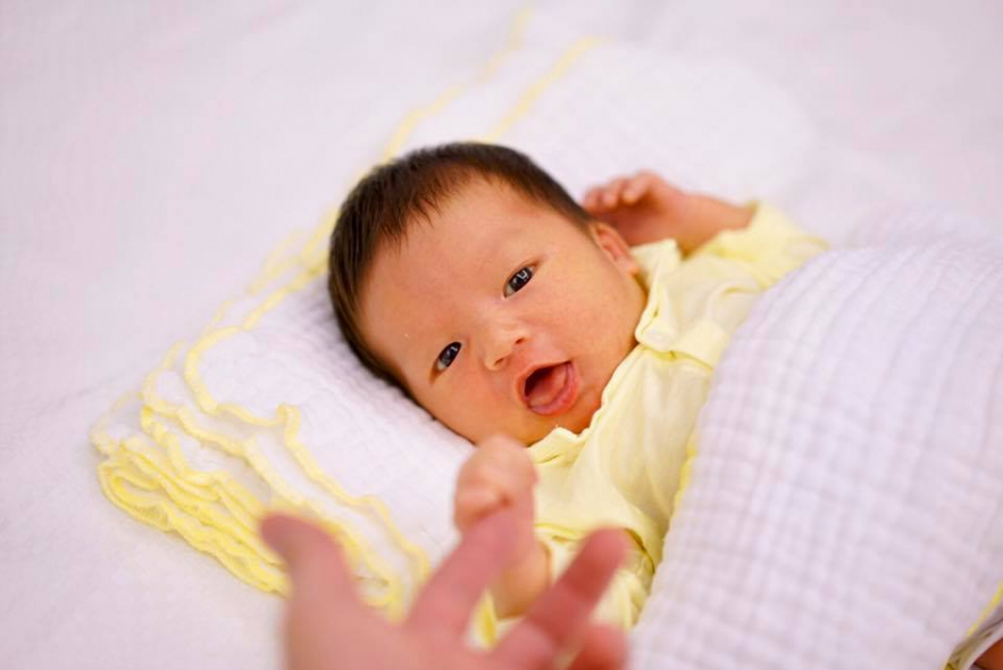 Quý tử đầu lòng nhà Lê Khánh dù mới được một tháng tuổi những đã rất cứng cáp.