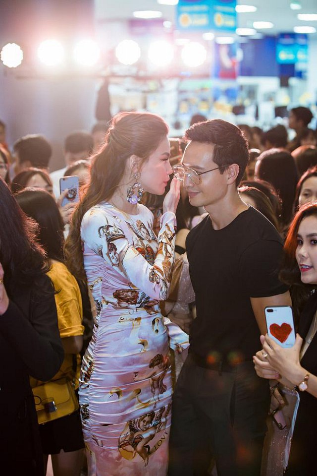 Hồ Ngọc Hà - Kim Lý tình tứ mỗi khi cùng nhau xuất hiện tại sự kiện.