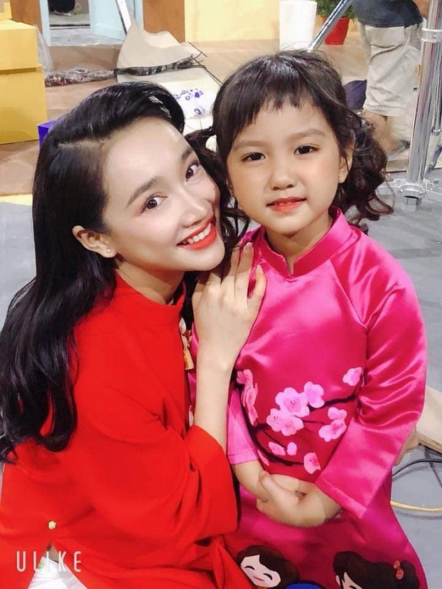 Cả Trường Giang và Nhã Phương đều tất bật tại trường quay để chuẩn bị chương trình cho Tết 2019.