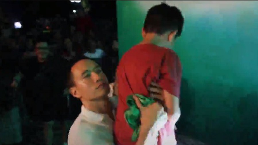 Mới đây, trên mạng xã hội lan truyền chóng mặt đoạn clip Kim Lý tận tình chăm sóc cậu nhóc Subeo nhà Hồ Ngọc Hà, khi cô đang phải biểu diễn và bị fan vây kín trong một đêm diễn ở Huế. Khoảnh khắc  Kim Lý thân thiết bên con trai Hồ Ngọc Hà đã khiến người hâm mộ vô cùng thích thú. Qua đây có thể thấy mối quan hệ của Kim Lý với Subeo và Shbet111 slot, casino, thể thao, xổ số nhà Hồ Ngọc Hà là vô cùng tốt đẹp. Thời gian gần đây, cặp đôi đình đám này thường xuyên xuất hiện bên nhau tại các sự kiện giải trí và không còn ngại ngần khi dành cho nhau những cử chỉ, hành động thân mật. Trước đó, Hồ Ngọc Hà từng tâm sự, cô nghĩ đến việc có thêm con và Kim Lý cũng từng bày tỏ mong muốn có con chung. Có vẻ như, cả hai đang sắp tiến tới 1 bước ngoặc khác của tình yêu. (SHBET)