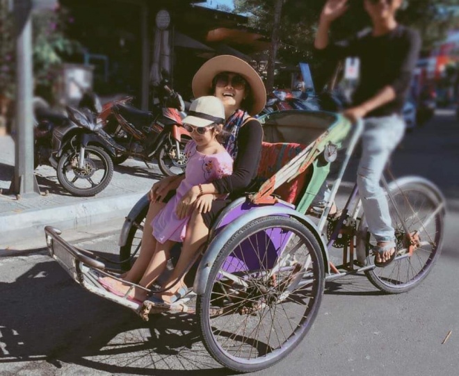Hai mẹ con Mai Phương vui vẻ trong chuyến về quê nhà Quảng Trị.