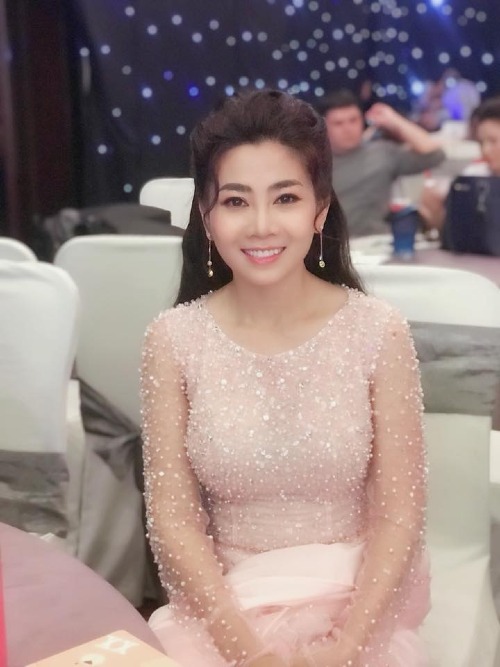 Mai Phương xinh đẹp khi đi ghi hình cho một chương trình.