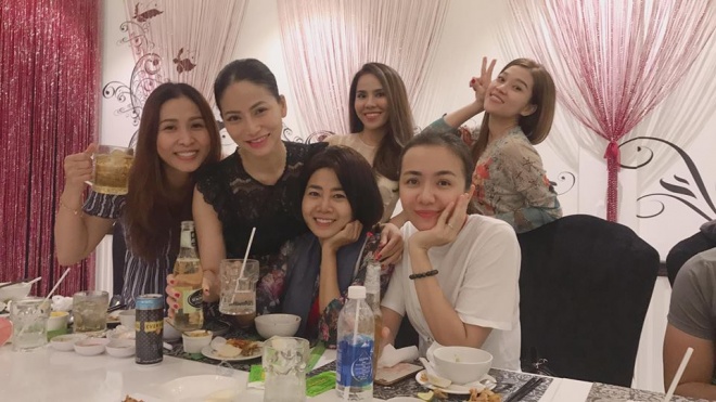Tuy nhiên nét mặt Mai Phương vẫn hơi buồn, da dẻ còn nhợt nhạt.