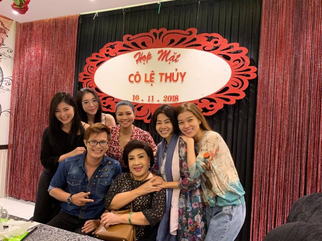 Mới đây, nghệ sĩ cải lương Lệ Thủy đã tổ chức một bữa tiệc mời các sao Việt đến tham dự. Diễn viên Mai Phương vui vẻ đi ăn cùng loạt sao Việt . Qua những hình ảnh mới nhất có thể thấy, Mai Phương nở nụ cười rất tươi, nhưng vẫn để lộ những dấu hiệu mệt mỏi khi vẫn đang phải điều trị ung thư phổi. (Ngoisao)